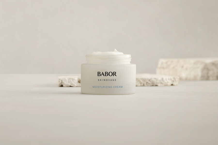 Babor Skinovage Moisturizing Cream in einem weißen Tiegel auf hellem Hintergrund.