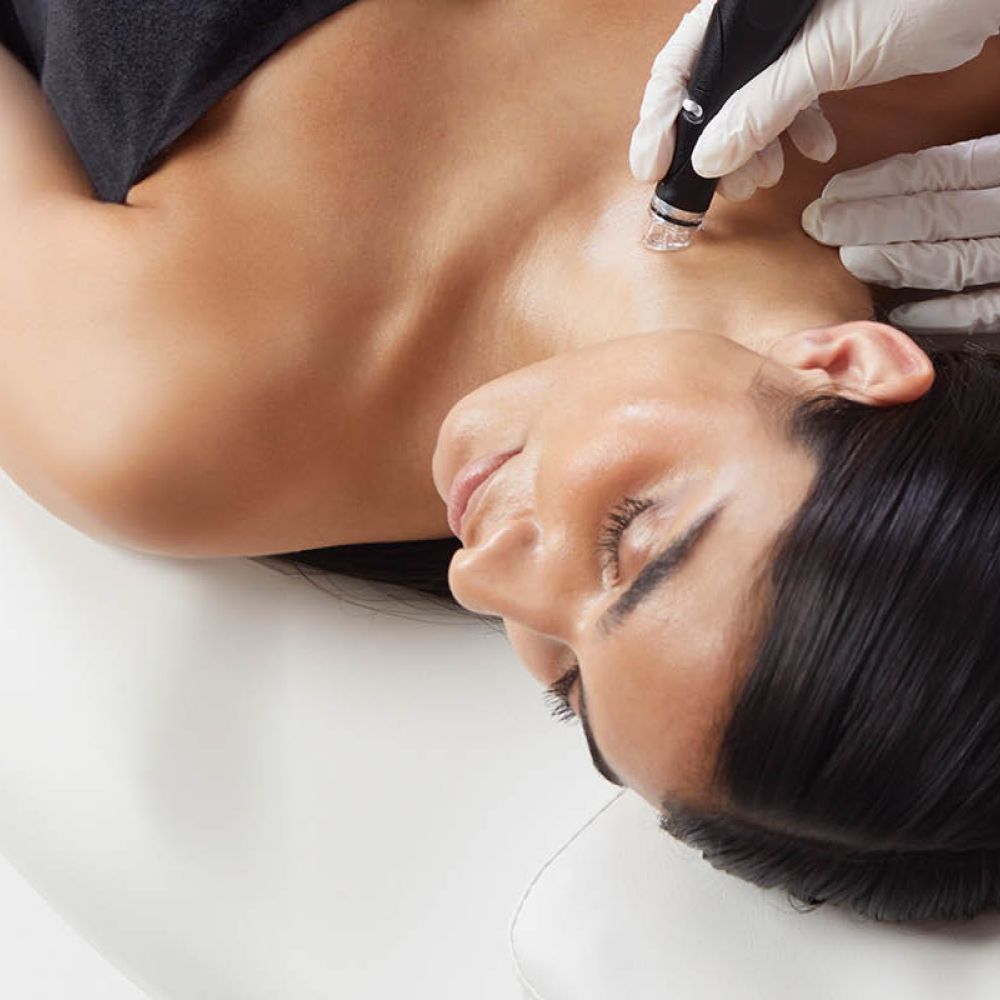 Frau während einer Hydrafacial-Behandlung.